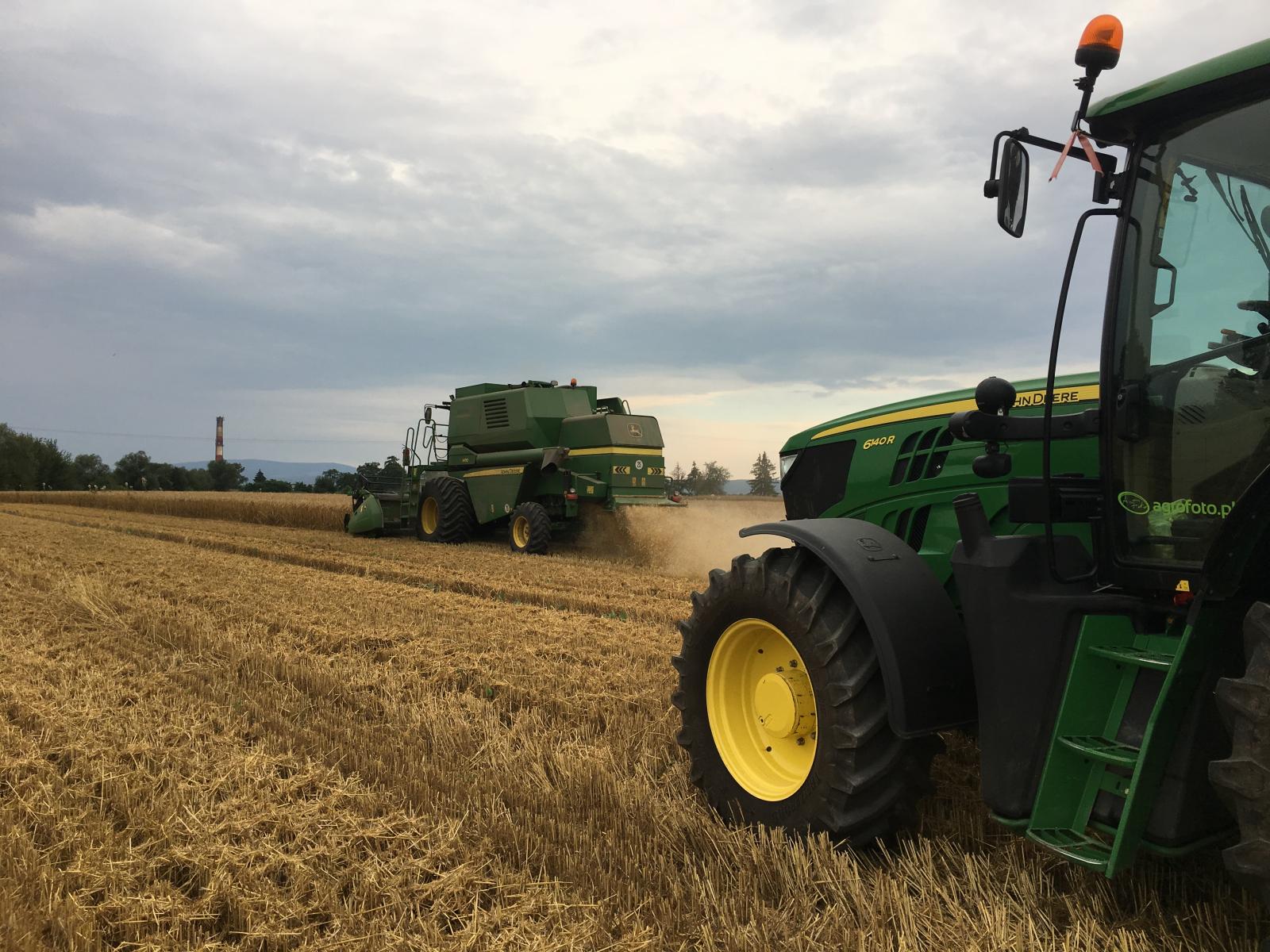 John Deere - wheat harvesting